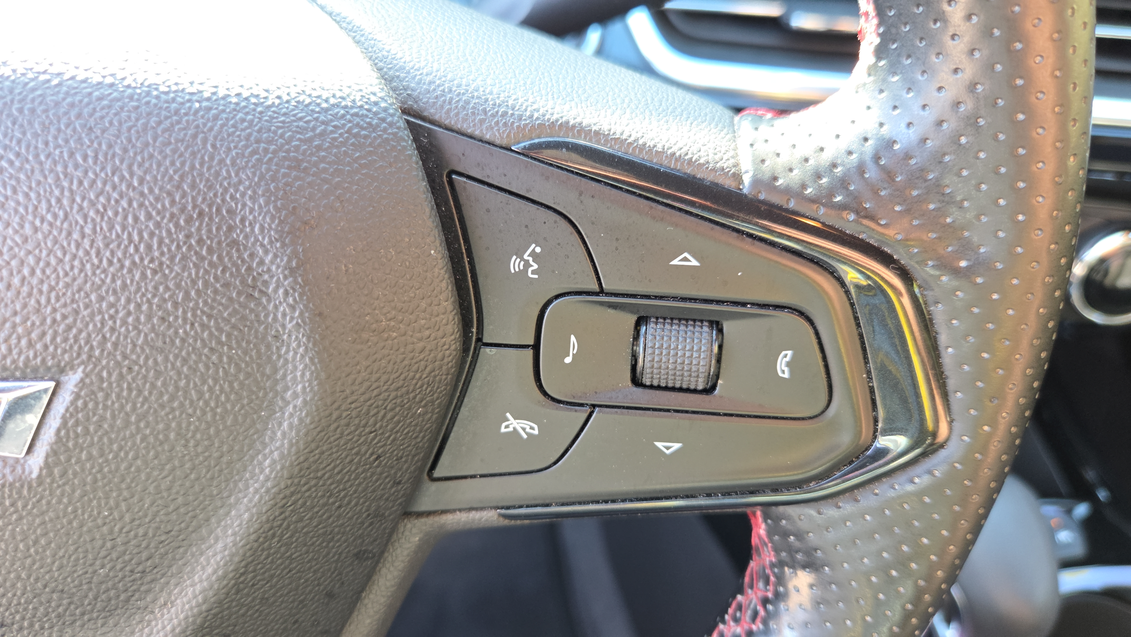 Used 2025 Chevrolet Trax RS FWD image 25