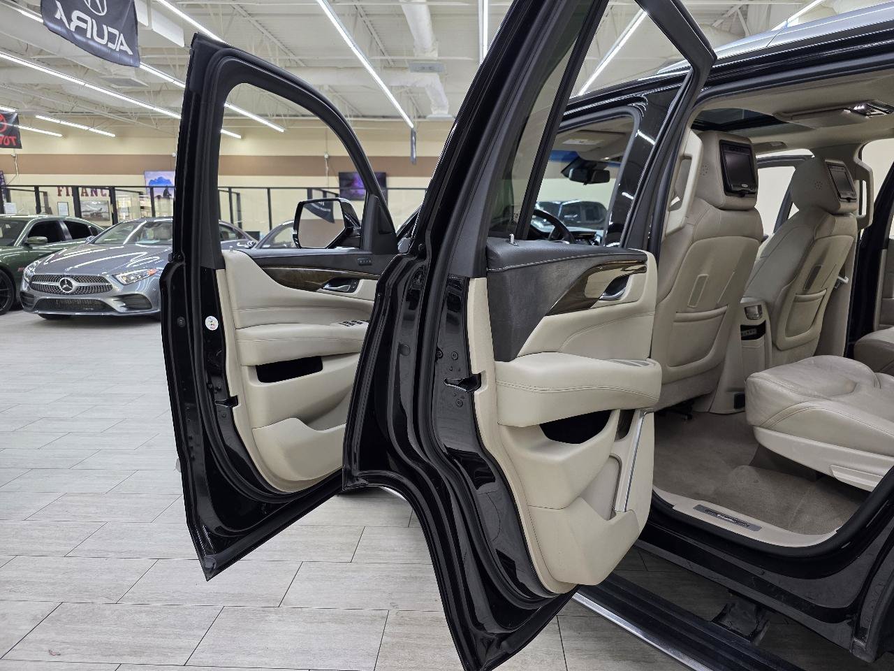 Used 2018 Cadillac Escalade Premium Luxury AWD/4WD image 17