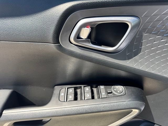 Used 2025 Kia Soul LX w/ LX Technology Package FWD image 15