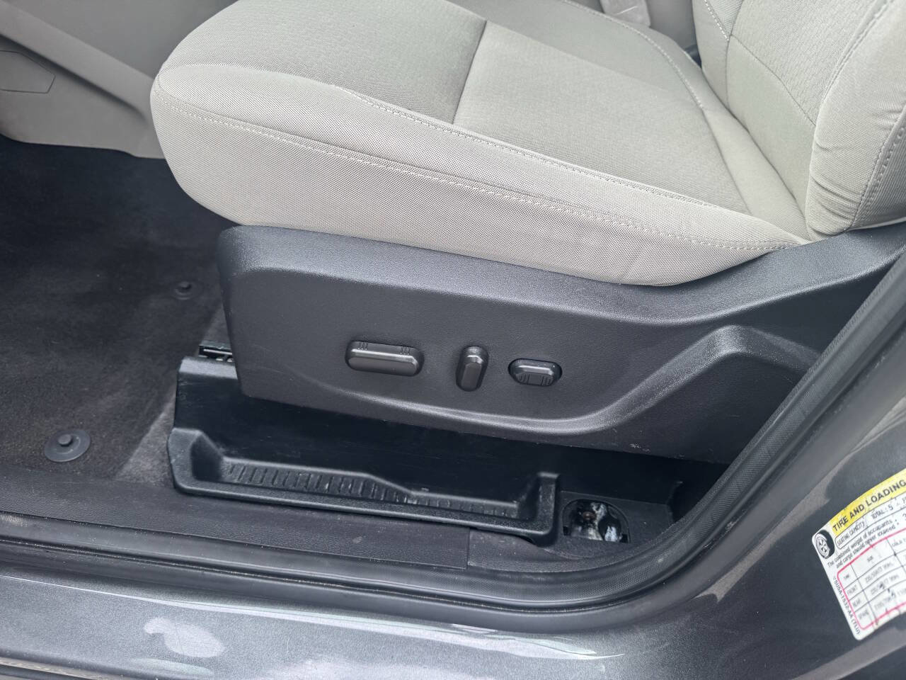 Used 2018 Ford Escape SE image 2