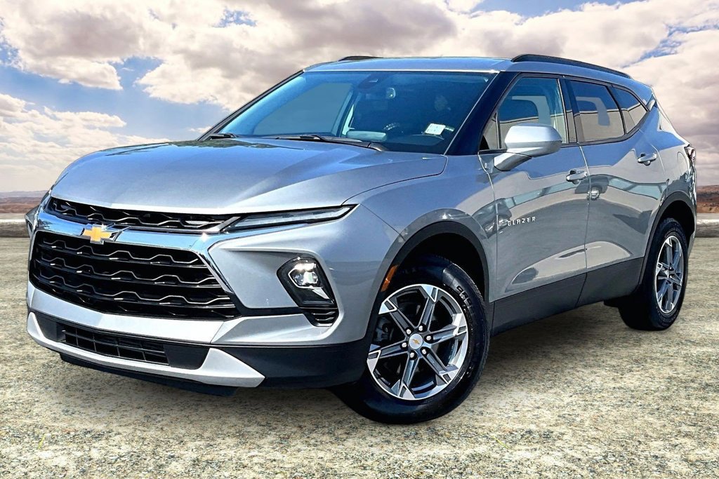 Used 2024 Chevrolet Blazer LT w/ Convenience Package FWD image 3