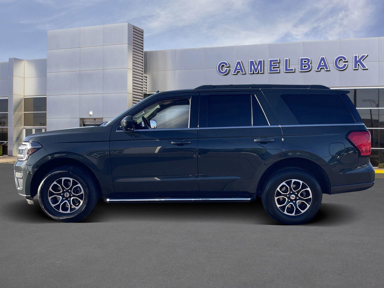 Used 2022 Ford Expedition XLT image 3