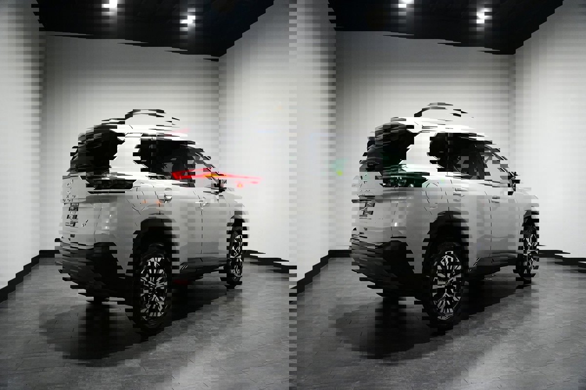 Used 2021 Nissan Rogue SV image 7