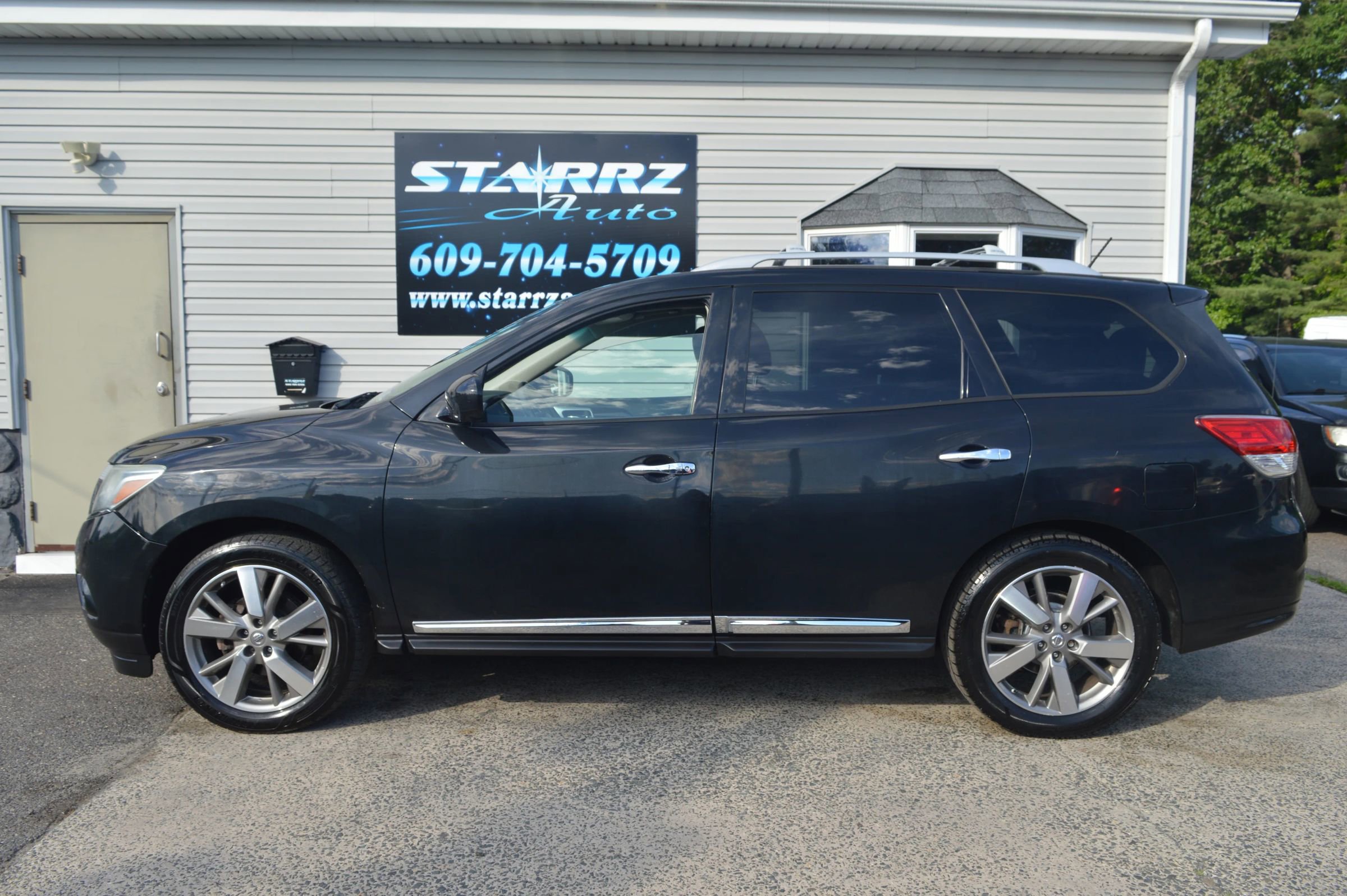 Used 2015 Nissan Pathfinder Platinum AWD/4WD image 2