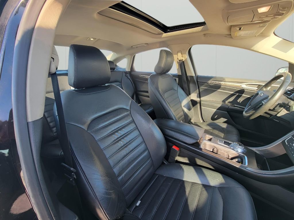 Used 2017 Ford Fusion SE w/ Fusion SE Technology Package image 32