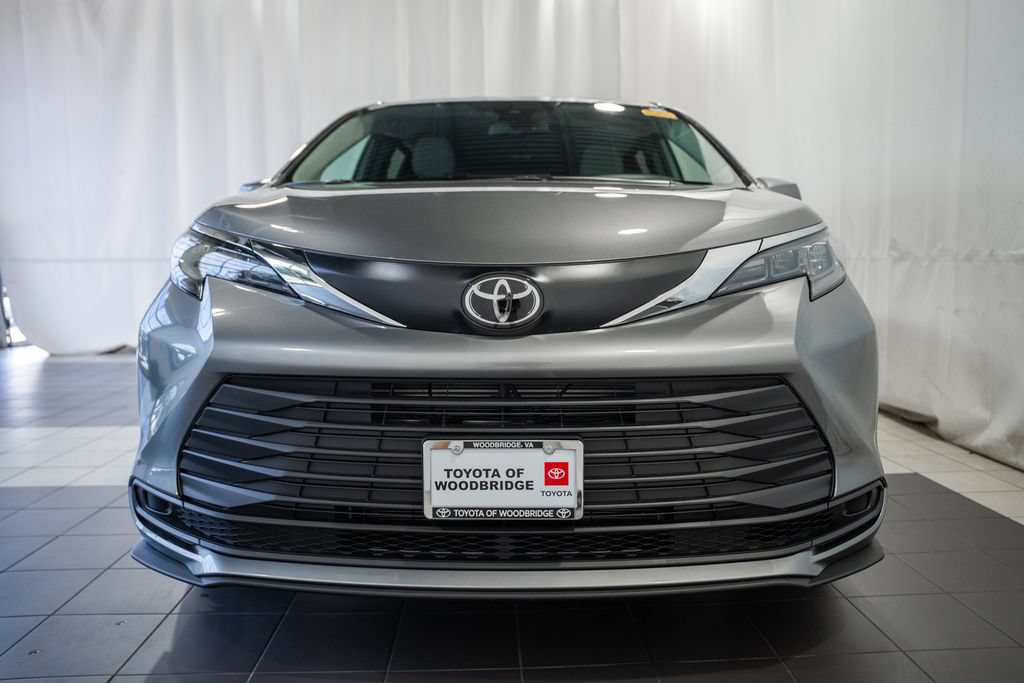 Used 2026 Toyota Sienna LE FWD image 2
