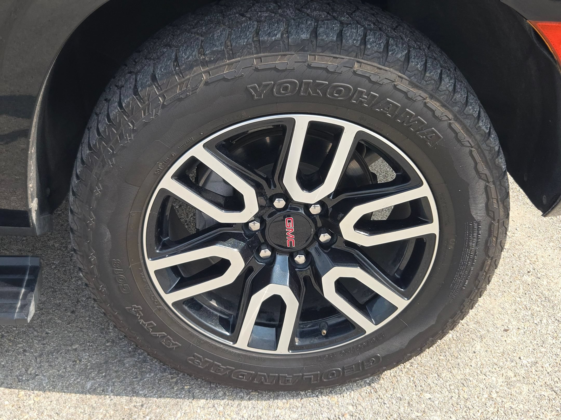 Used 2021 GMC Yukon XL AT4 w/ AT4 Premium Package AWD/4WD image 32