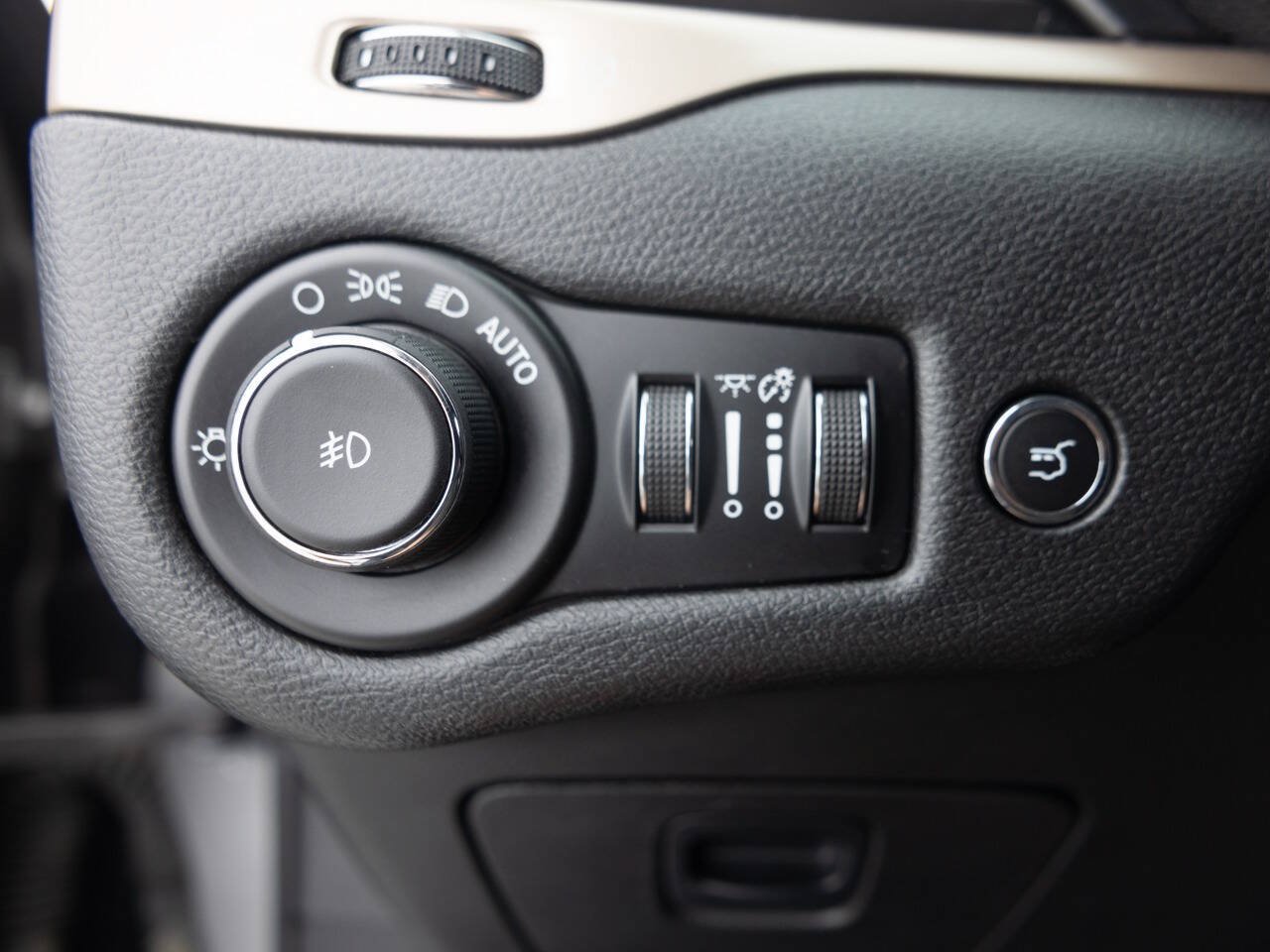 Used 2015 Jeep Cherokee Latitude w/ Comfort/Convenience Group AWD/4WD image 34