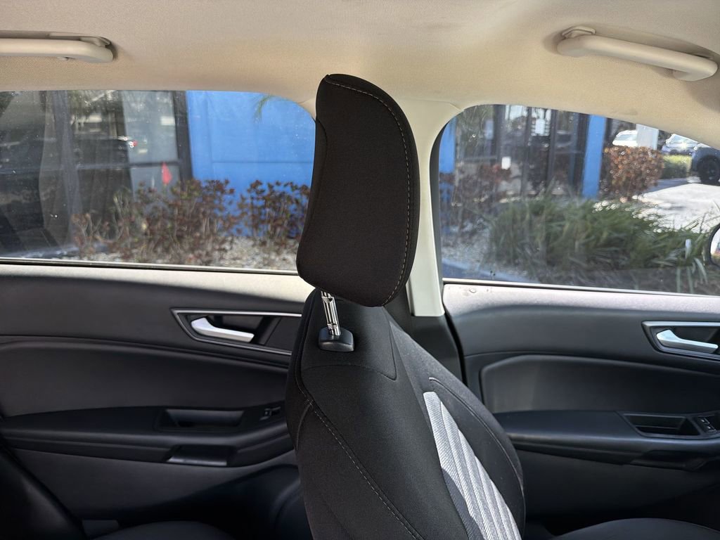 Used 2021 Ford Edge SE image 16