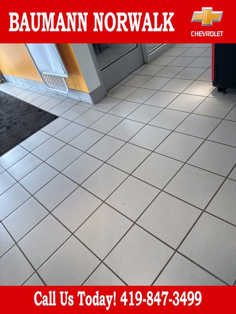 Used 2019 Chevrolet Equinox LT w/ Sun & Navigation Package image 2