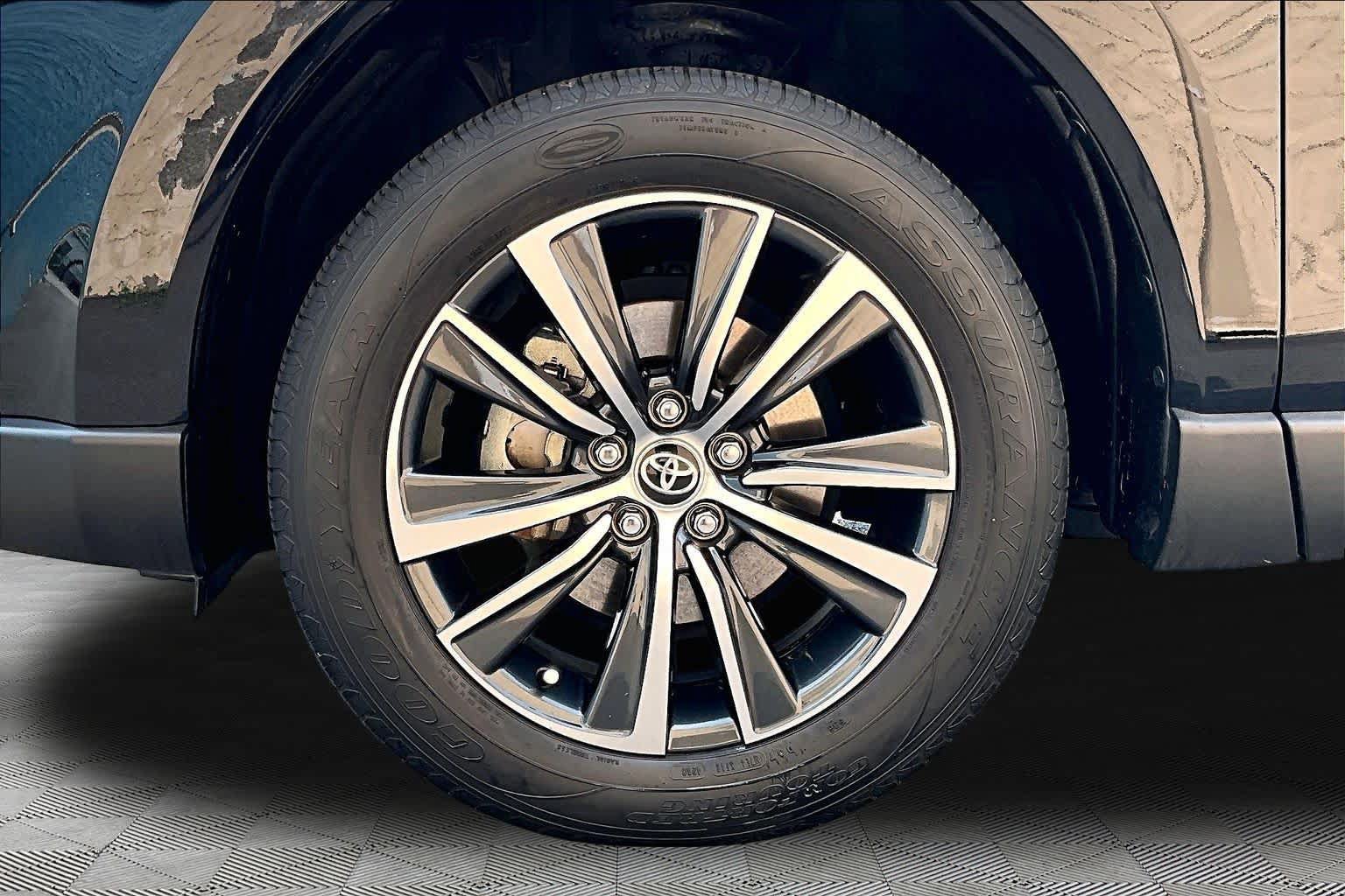 Certified 2024 Toyota Venza LE AWD/4WD image 11