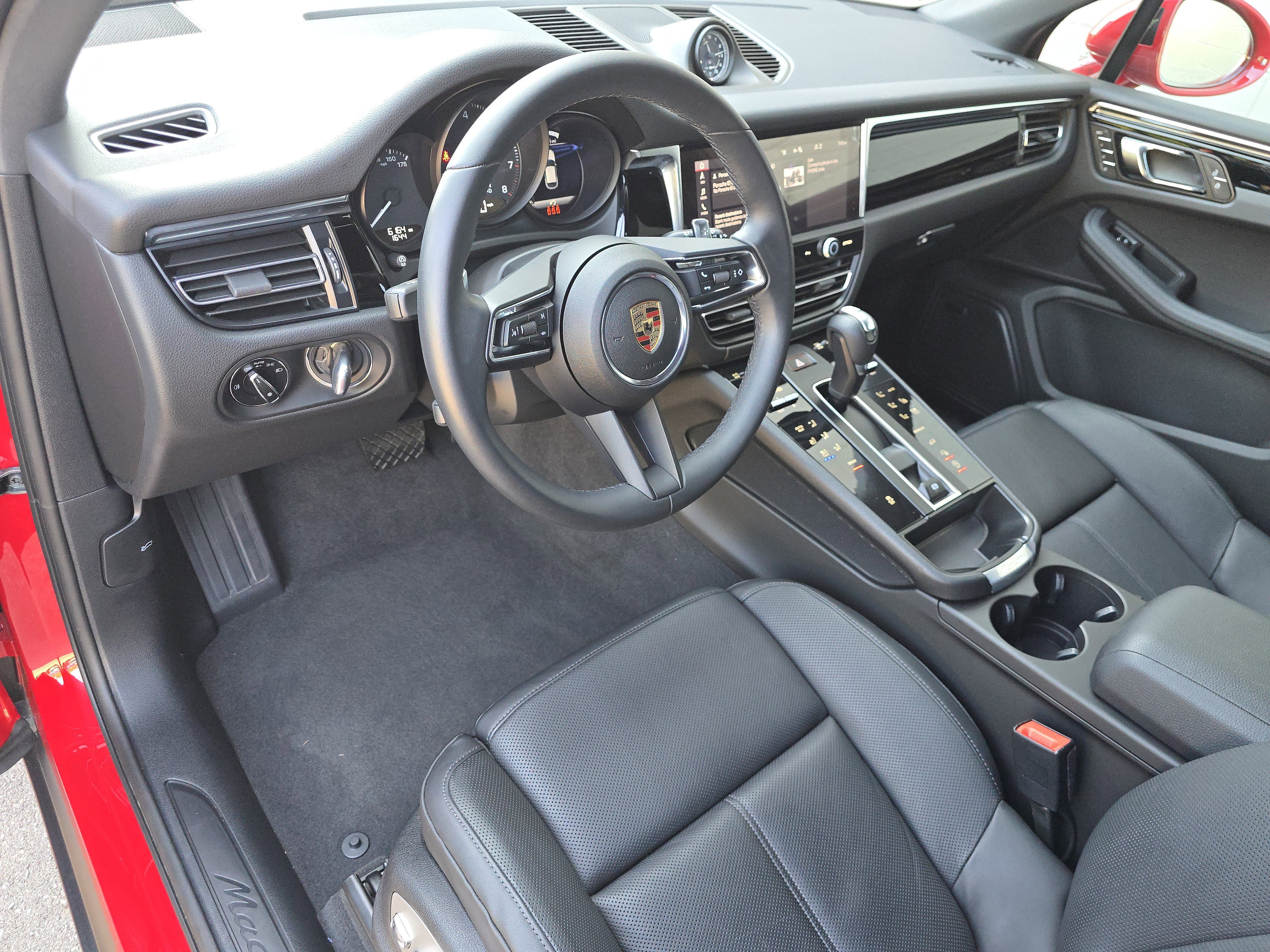 Certified 2025 Porsche Macan image 4