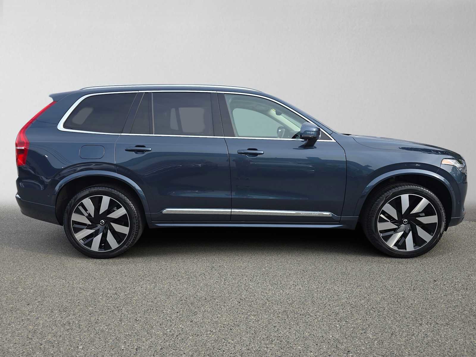 Used 2023 Volvo XC90 T8 Ultimate w/ Protection Package Premier AWD/4WD image 3