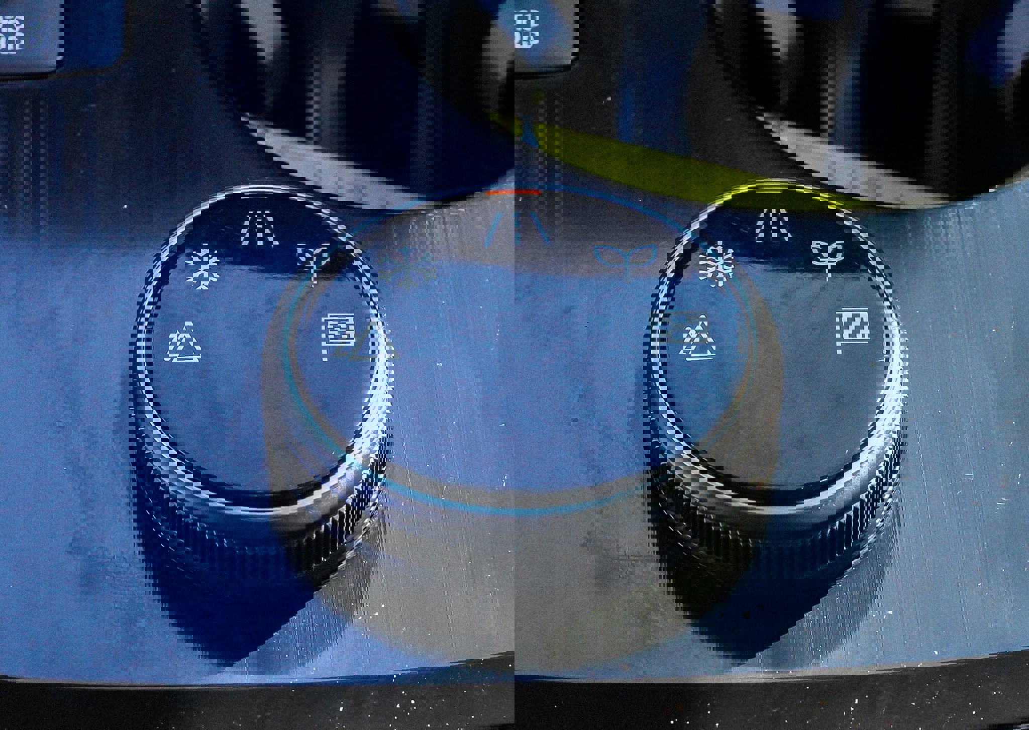 Used 2025 Nissan Rogue SV image 38