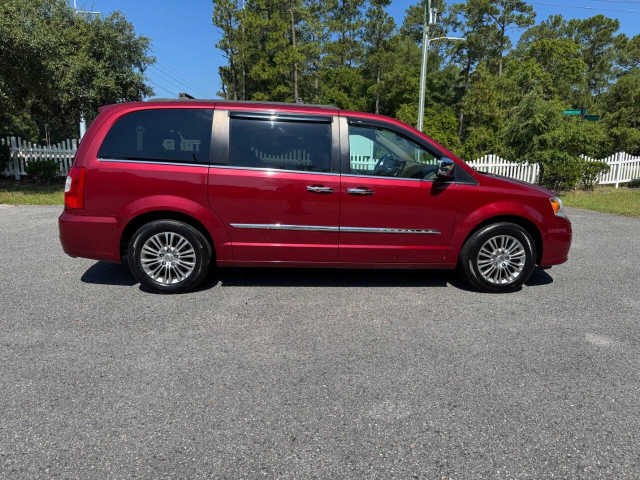 Used 2013 Chrysler Town & Country Touring-L w/ Entertainment Group #2 FWD image 7