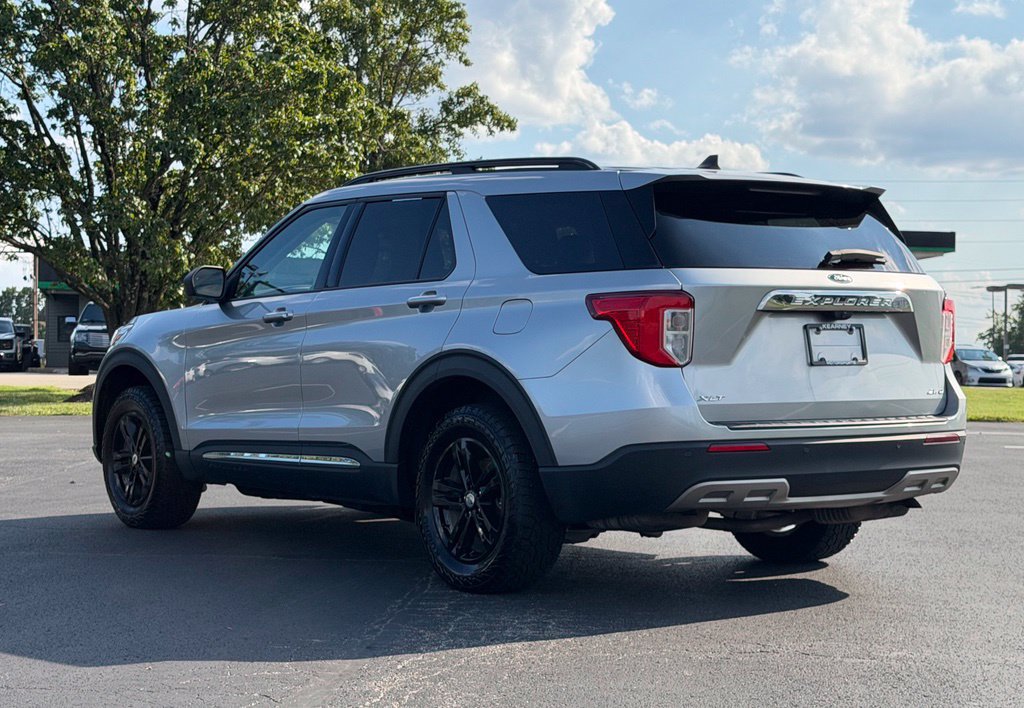 Used 2021 Ford Explorer XLT w/ Equipment Group 202A AWD/4WD image 5