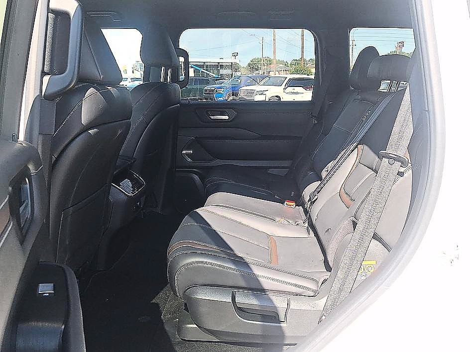 Used 2025 Nissan Armada SL AWD/4WD image 12