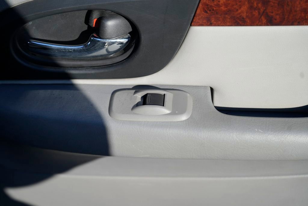 Used 2009 GMC Envoy Denali w/ Sun And 6-Disc Cd Package image 36