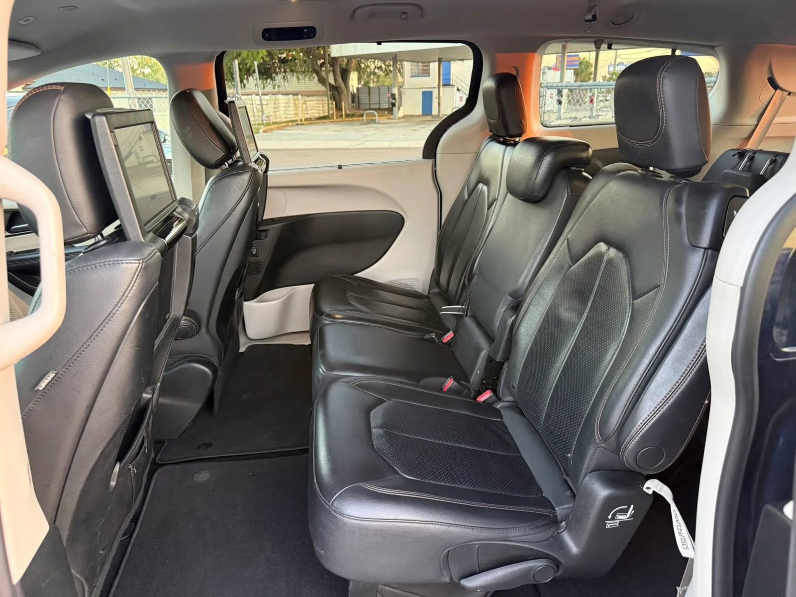 Used 2018 Chrysler Pacifica Touring-L Plus FWD image 11