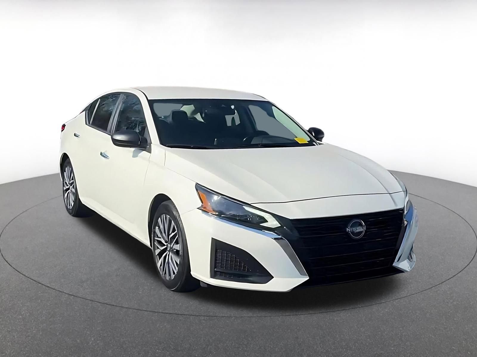 Used 2025 Nissan Altima 2.5 SV image 2