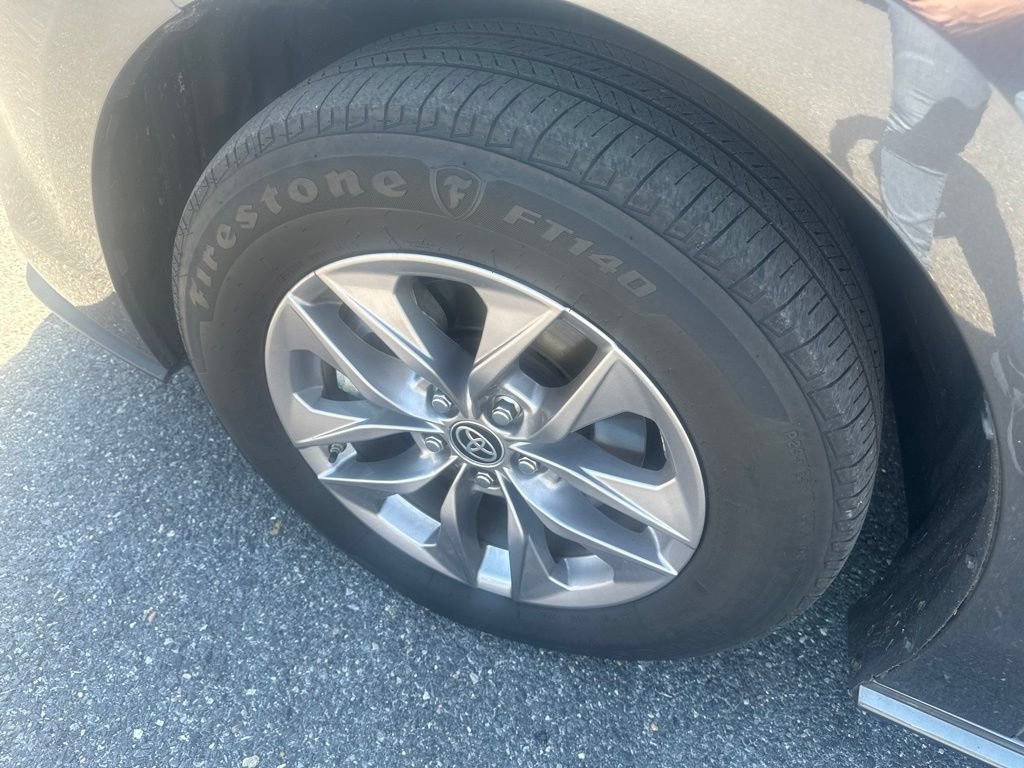 Used 2025 Toyota Sienna XLE FWD image 9