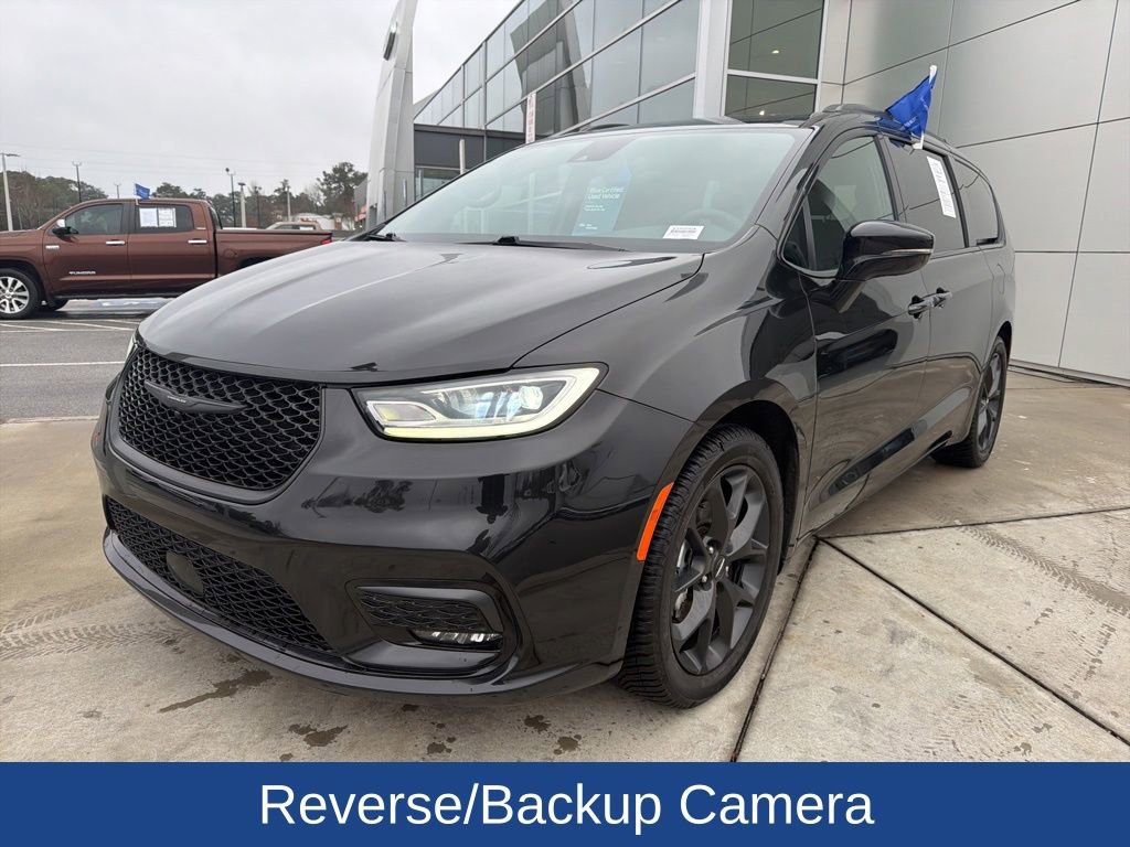 Used 2023 Chrysler Pacifica Limited w/ Uconnect Theater Family Group image 4