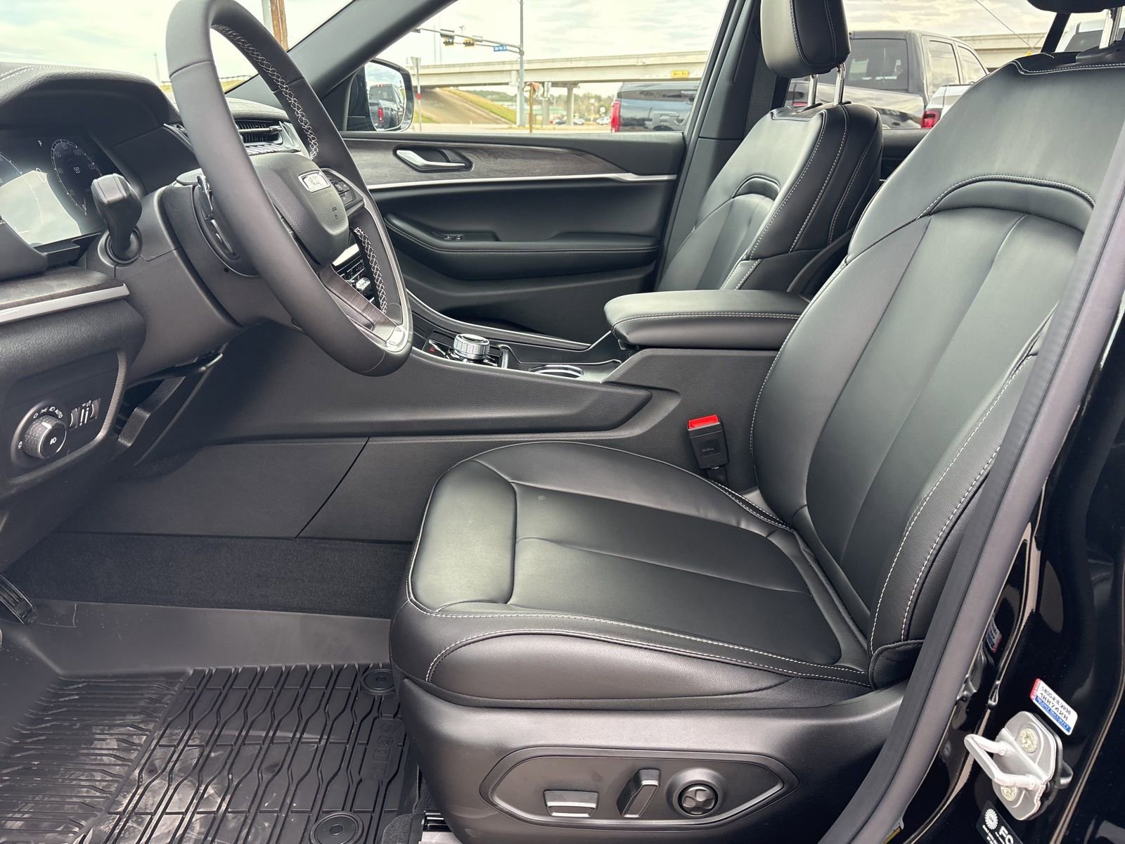 New 2025 Jeep Grand Cherokee Limited w/ Trailer Tow Package AWD/4WD image 12