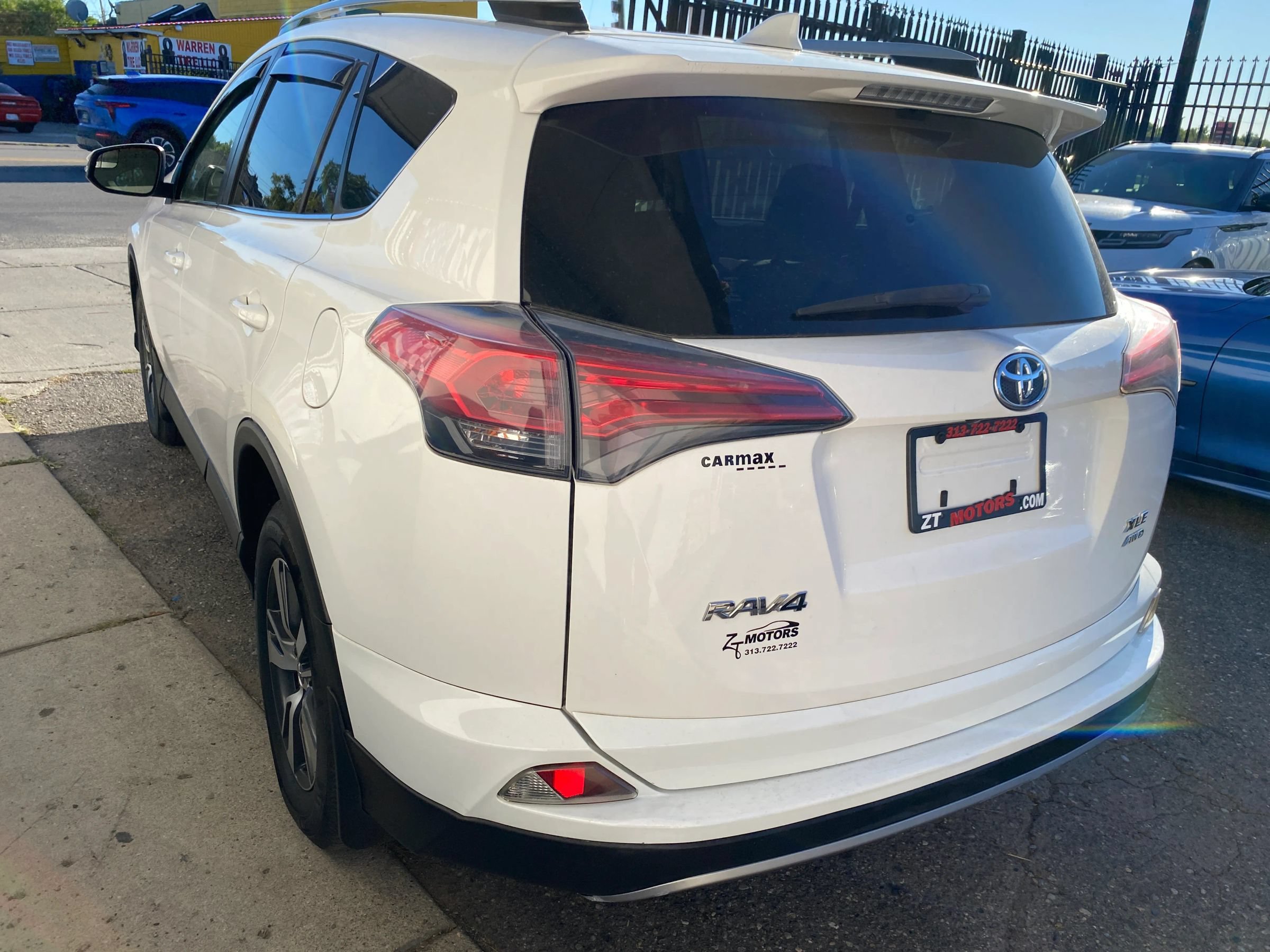 Used 2017 Toyota RAV4 XLE AWD/4WD image 2