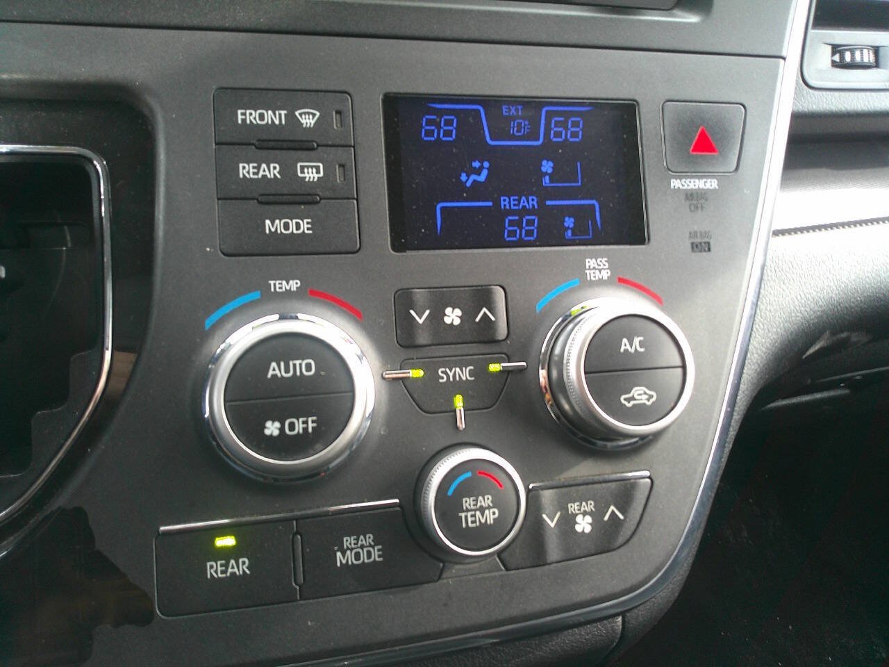 Used 2018 Toyota Sienna SE FWD image 20