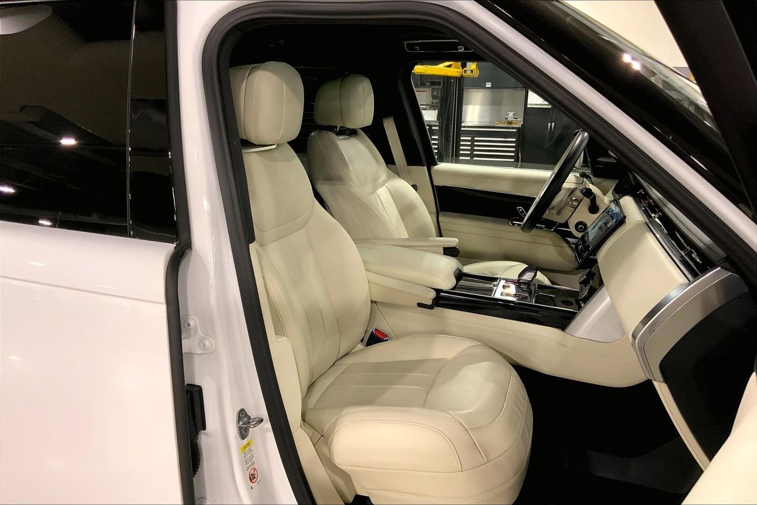 Used 2023 Land Rover Range Rover SE AWD/4WD image 8