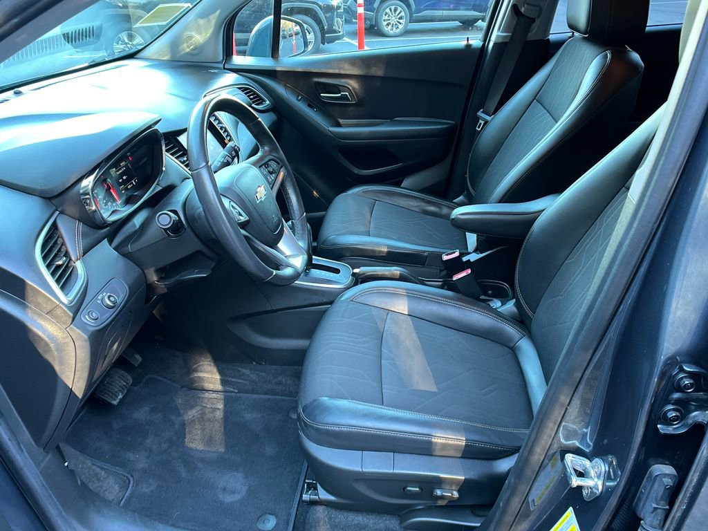 Used 2022 Chevrolet Trax LT w/ LT Convenience Package image 9