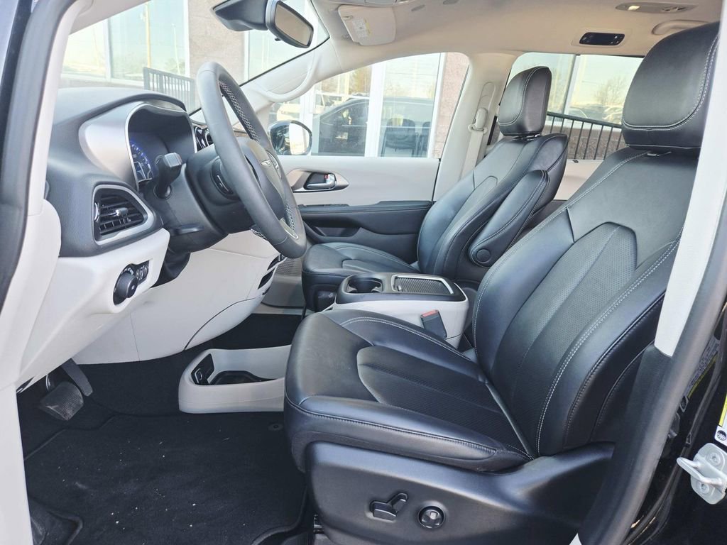 Used 2024 Chrysler Pacifica Touring-L image 11