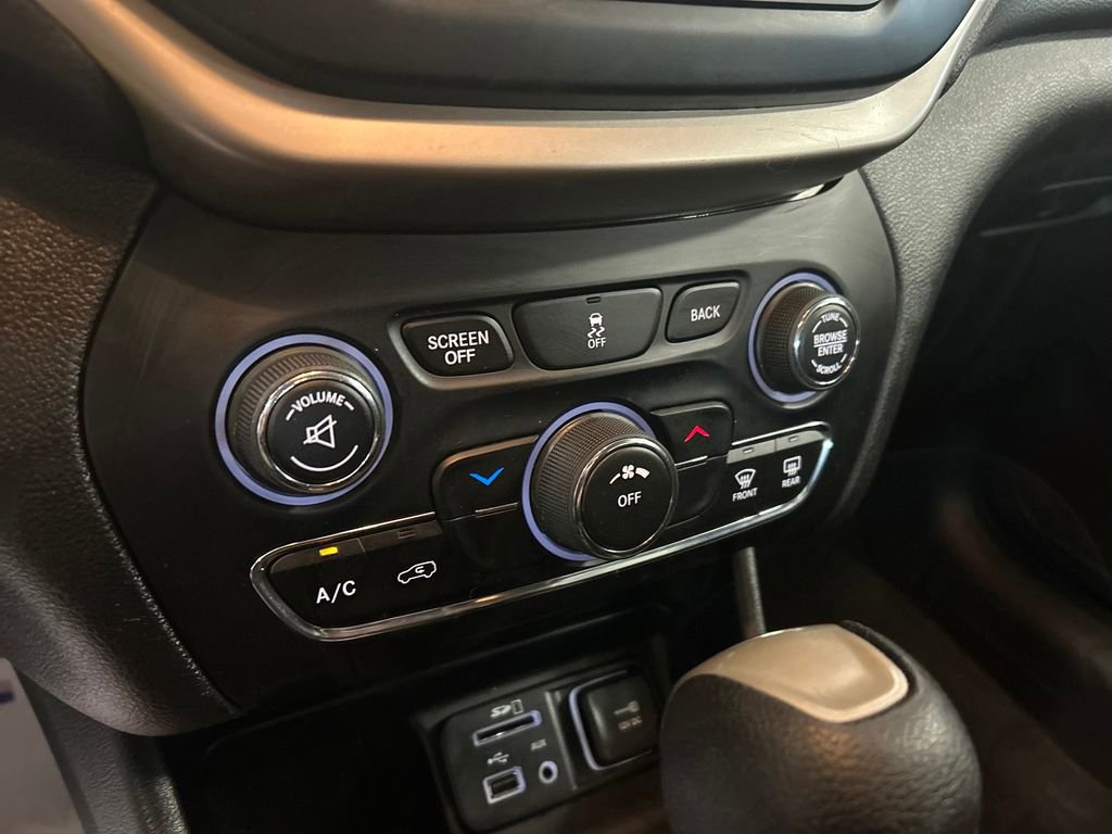 Used 2016 Jeep Cherokee Latitude FWD image 27