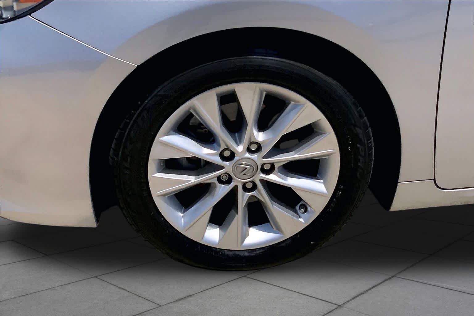 Used 2014 Lexus ES 300h w/ Luxury Package w/Bamboo Trim FWD image 11