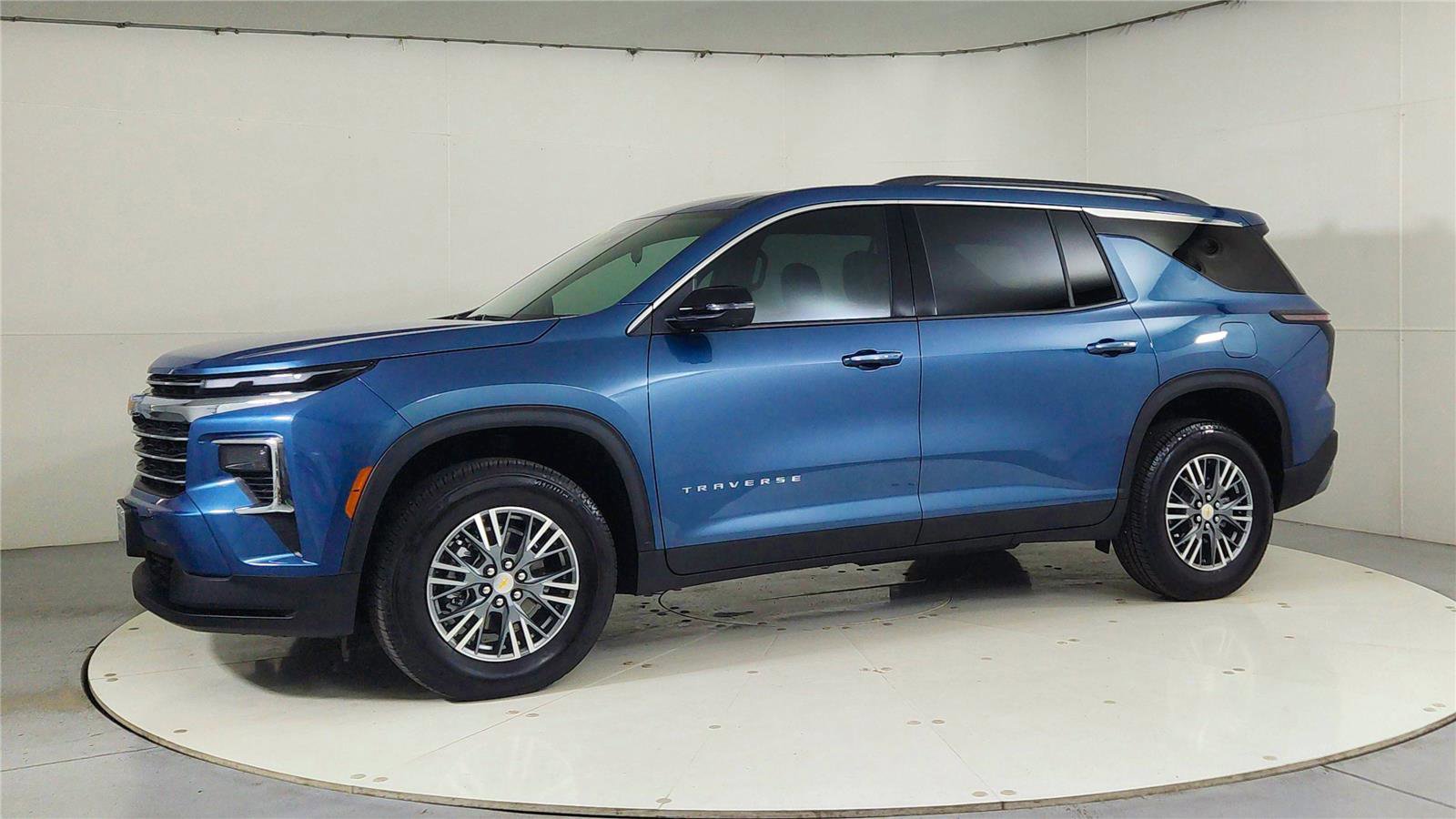 Used 2025 Chevrolet Traverse LT w/ Driver Confidence Package image 3