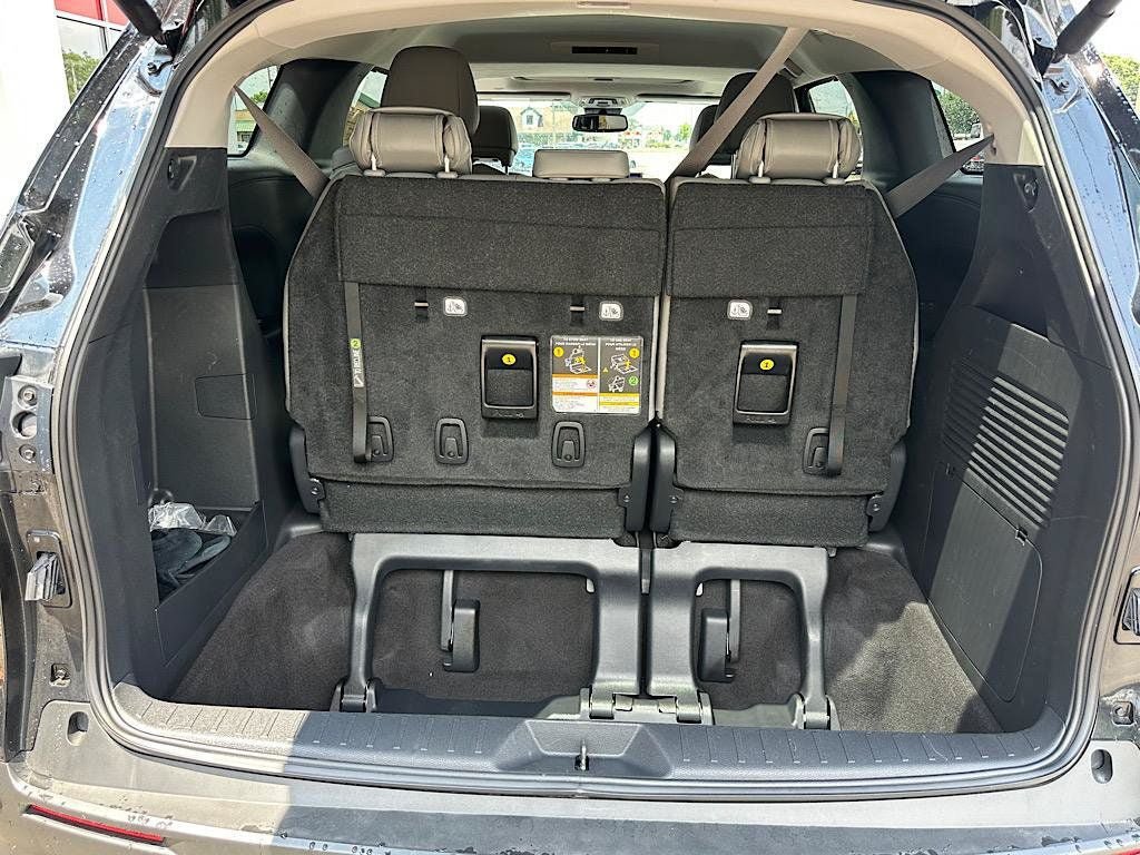 Certified 2025 Toyota Sienna XLE FWD image 9