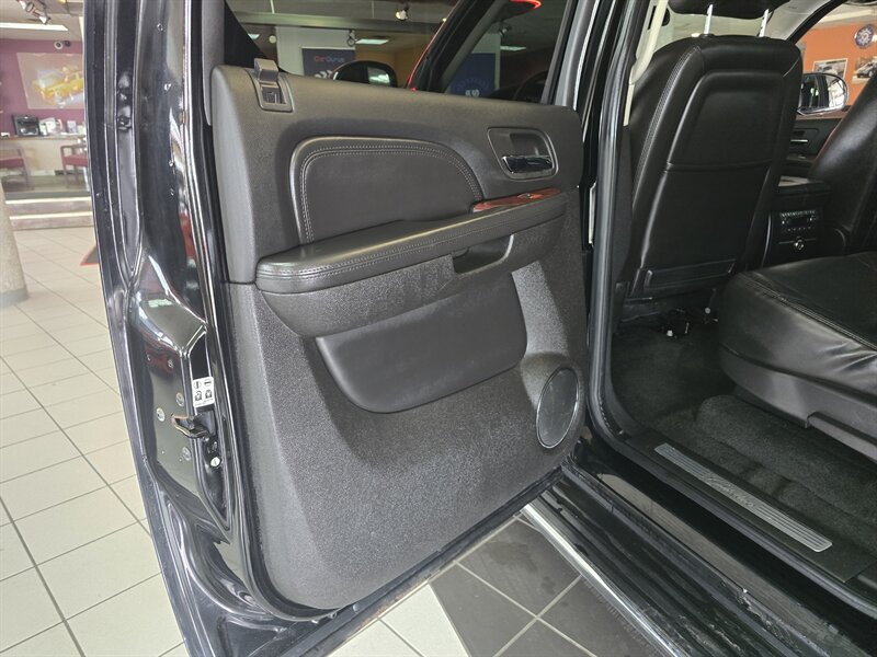 Used 2007 Cadillac Escalade ESV AWD w/ Information Package image 10