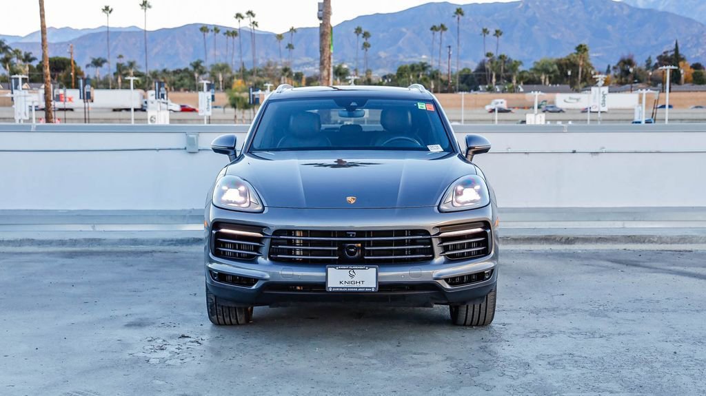 Used 2023 Porsche Cayenne Platinum Edition image 3