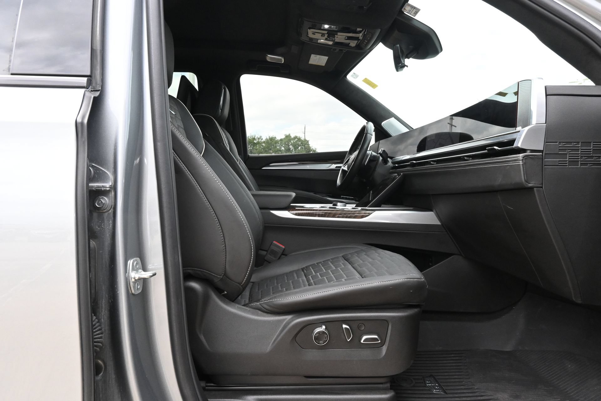 Certified 2025 Cadillac Escalade Sport Platinum w/ LPO, Floor Liner Package AWD/4WD image 27