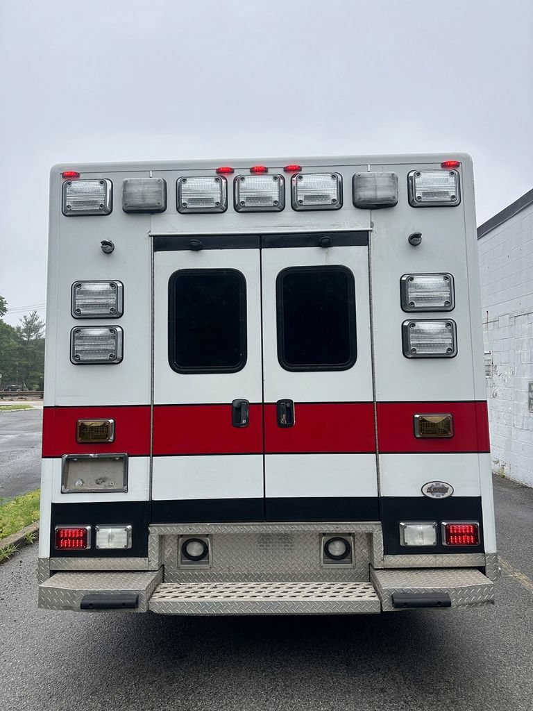 Used 2011 Chevrolet Express 4500 w/ Ambulance Package RWD image 5