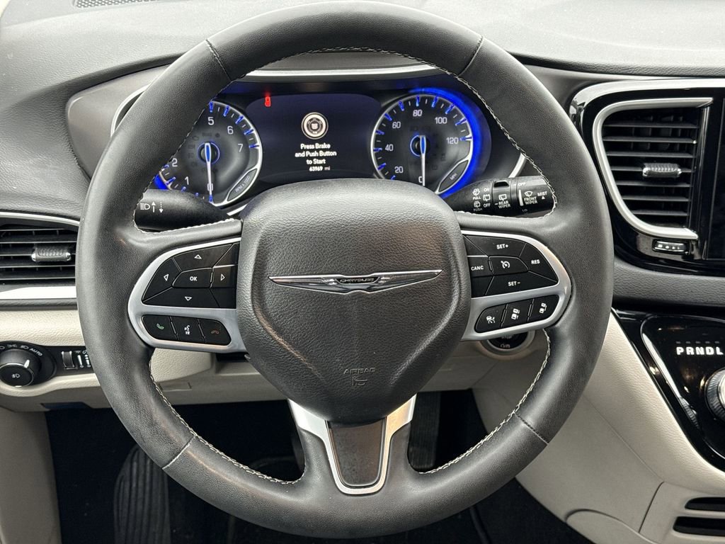 Used 2023 Chrysler Pacifica Touring-L image 11