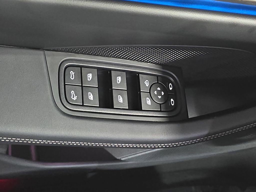 Used 2025 Porsche Macan Turbo Electric AWD/4WD image 21