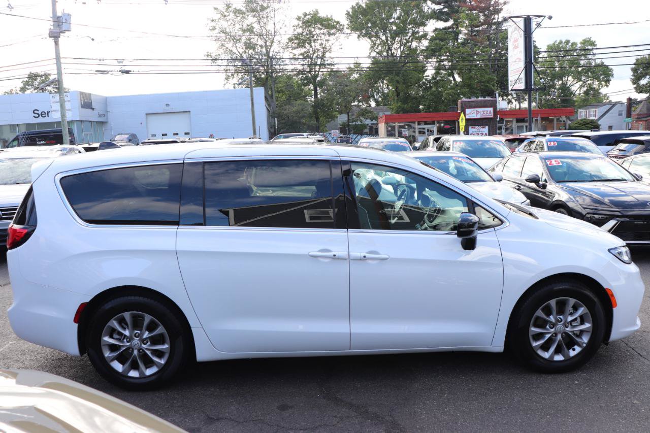 Used 2026 Chrysler Pacifica Limited FWD image 6