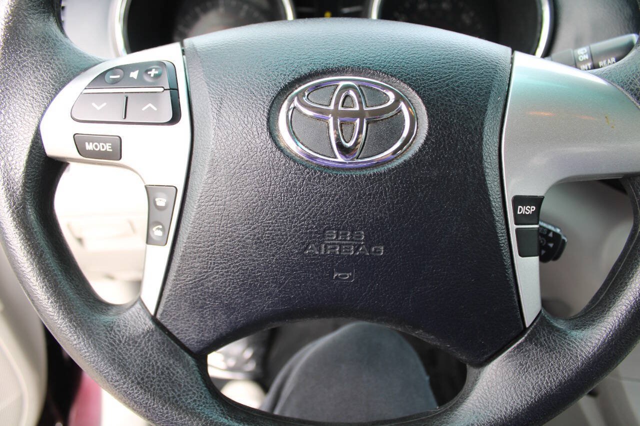 Used 2013 Toyota Highlander 4WD w/ Cold Weather Pkg image 15