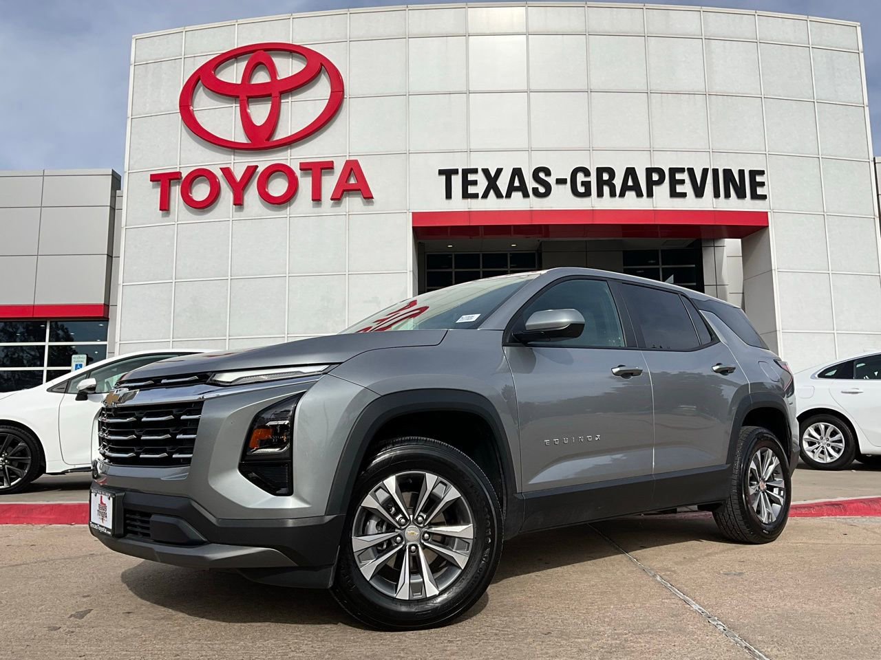 Used 2025 Chevrolet Equinox LT image 2