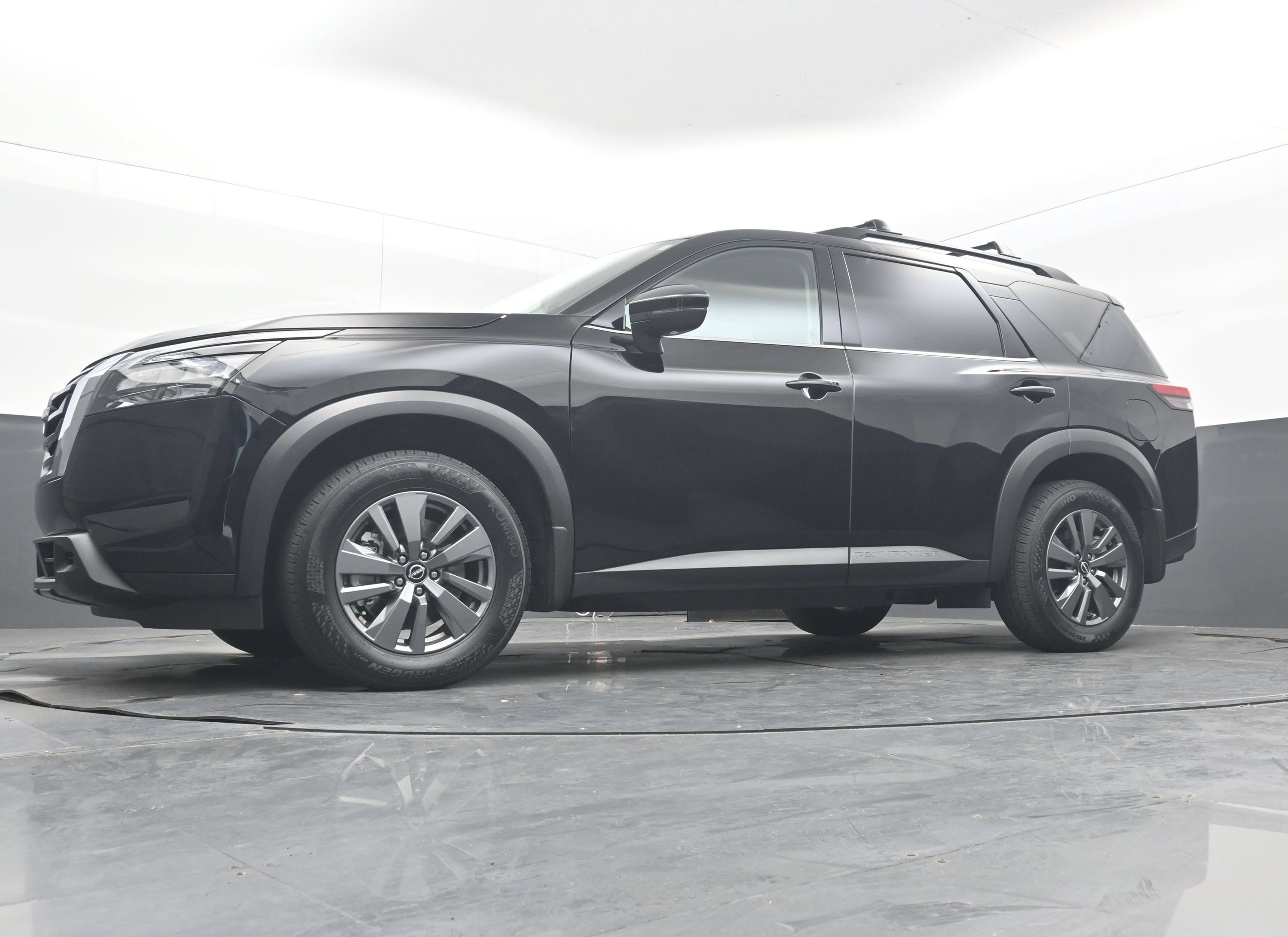 Used 2025 Nissan Pathfinder SV FWD image 25