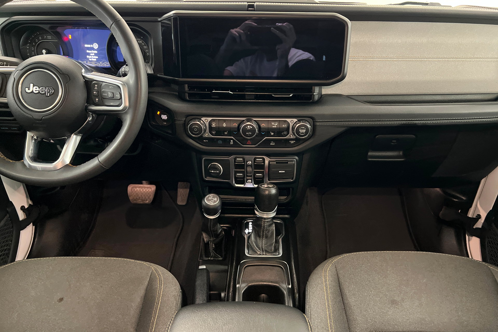 Used 2024 Jeep Wrangler Unlimited Sahara AWD/4WD image 13