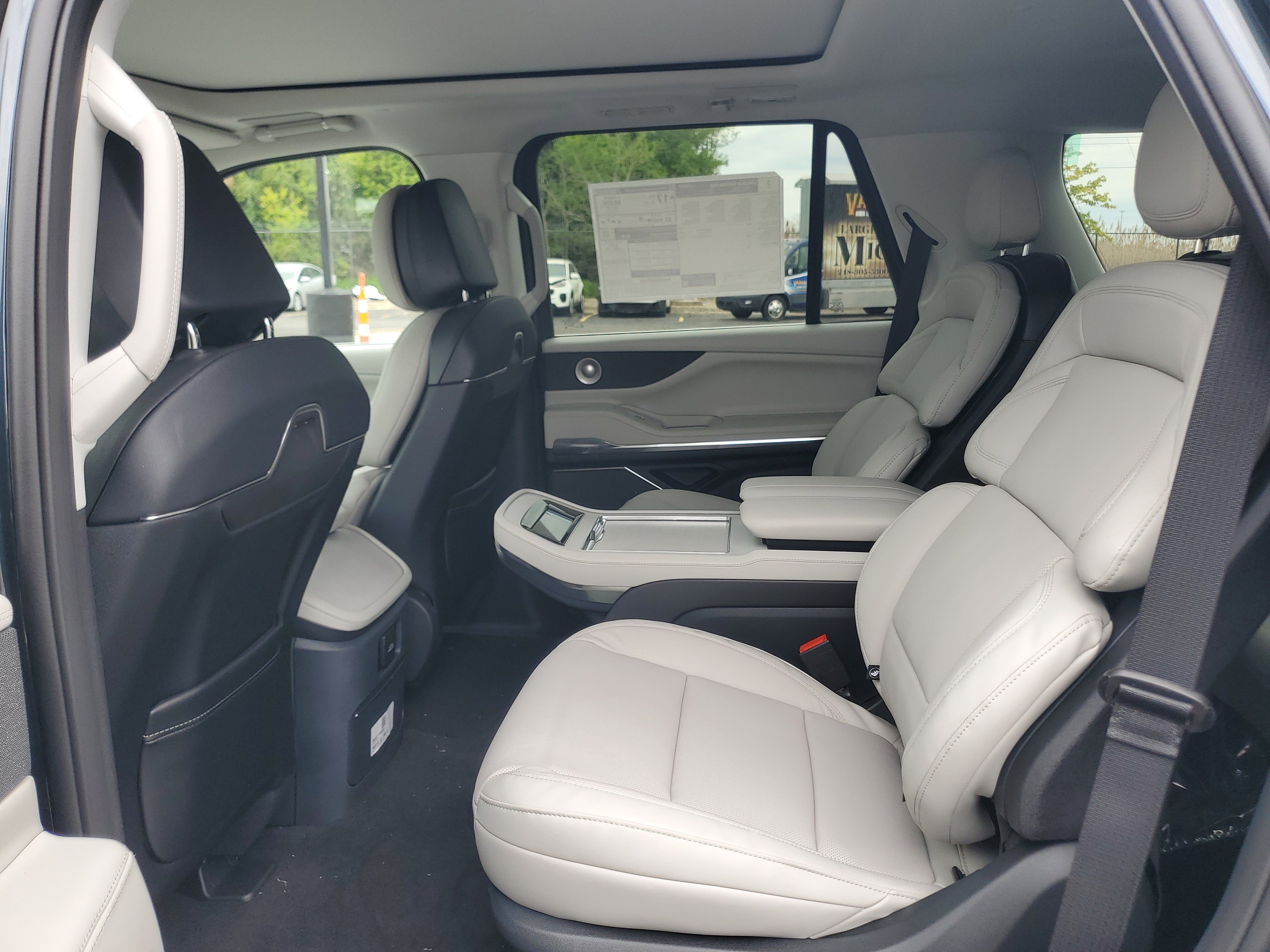 New 2026 Lincoln Navigator Reserve AWD/4WD image 27