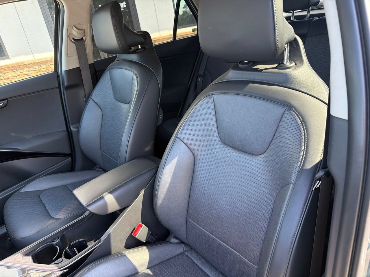 Used 2024 Kia Niro Wave w/ Wave Preserve Package FWD image 2