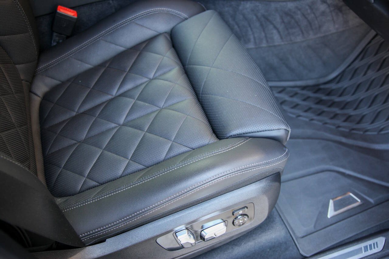 Used 2024 BMW X5 sDrive40i w/ M Sport Package RWD image 48